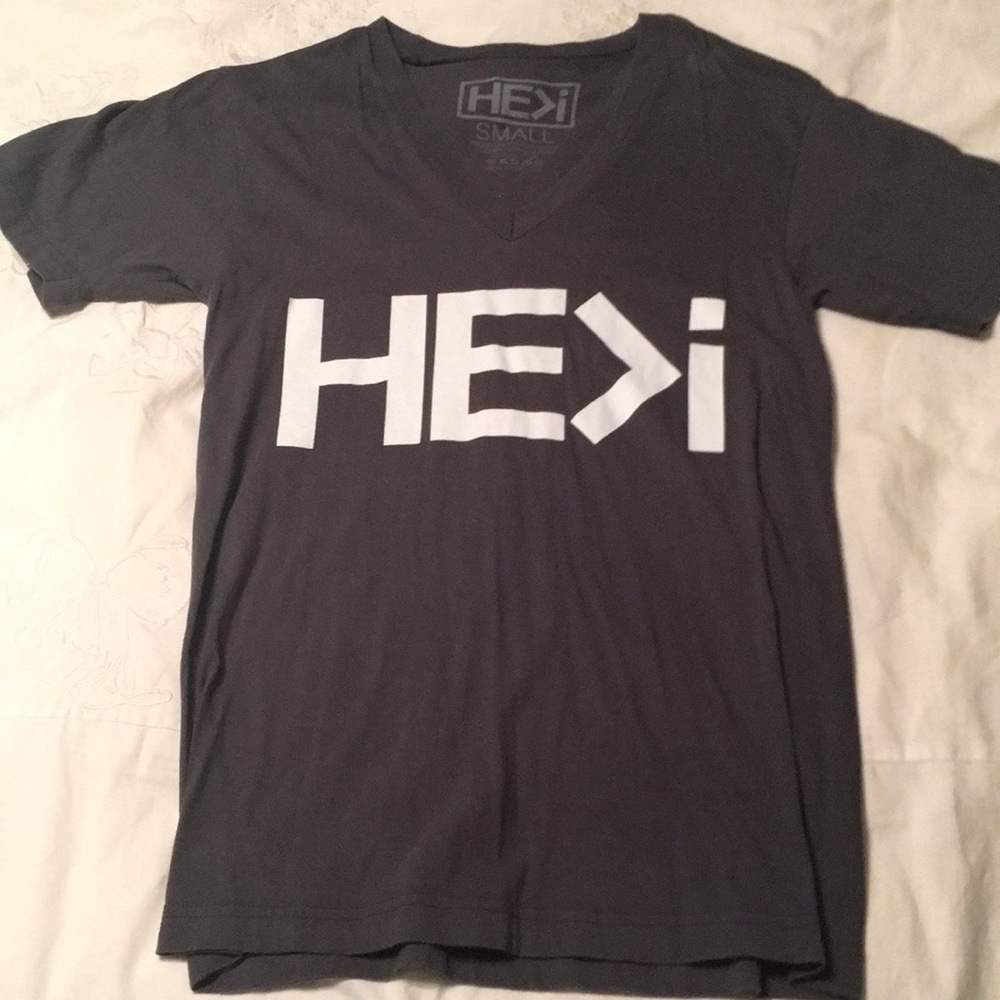 HE>I  v neck top in dark gray